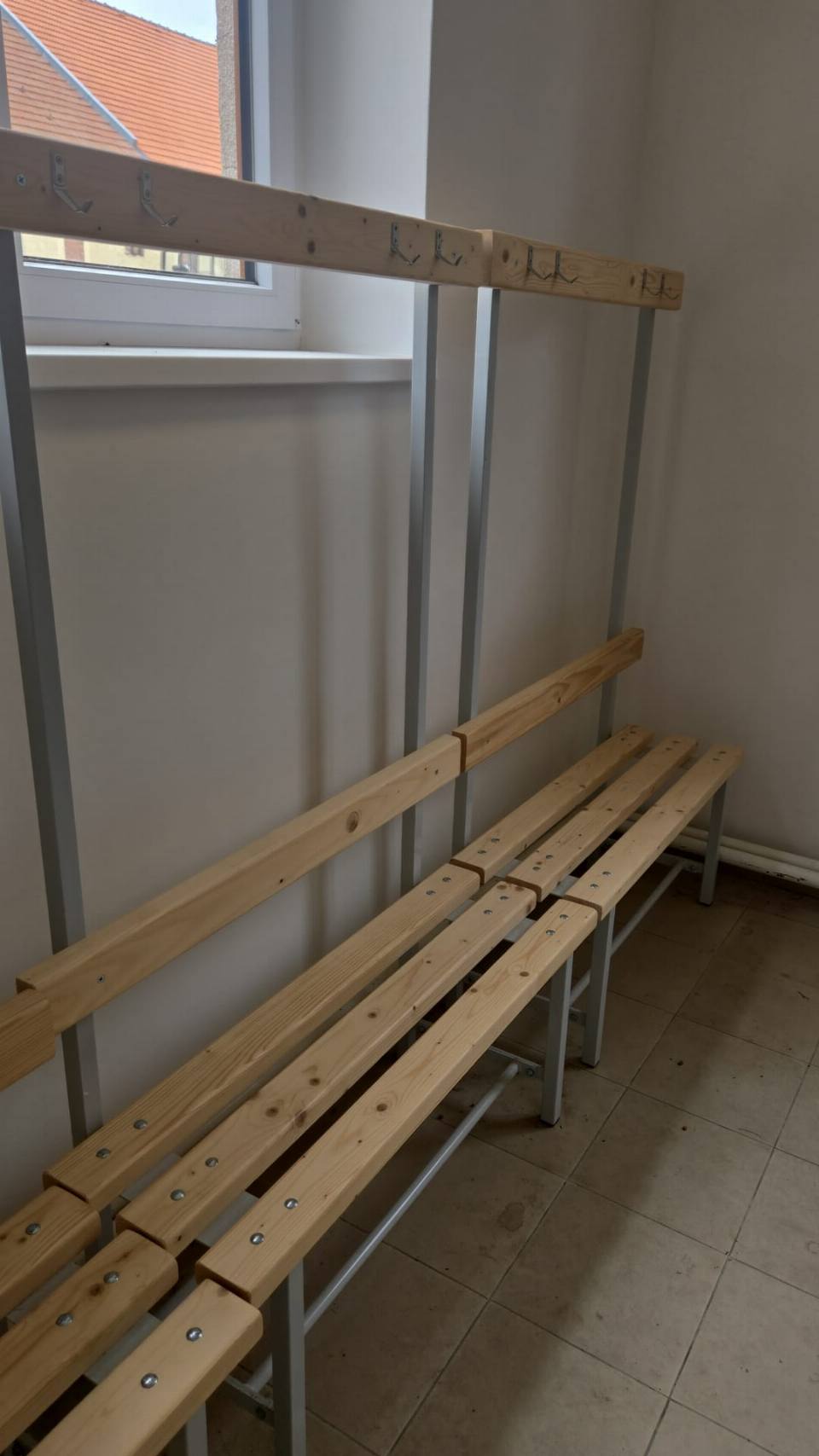 Lavice a věšáky v nově opravených šatnách