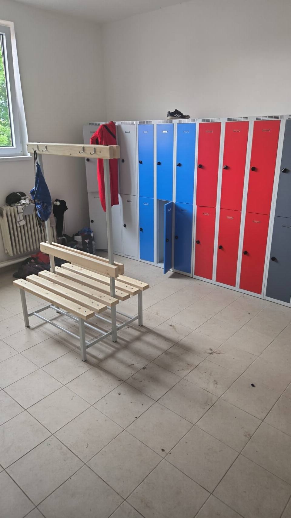 Šatna se skříňkami a lavicí
