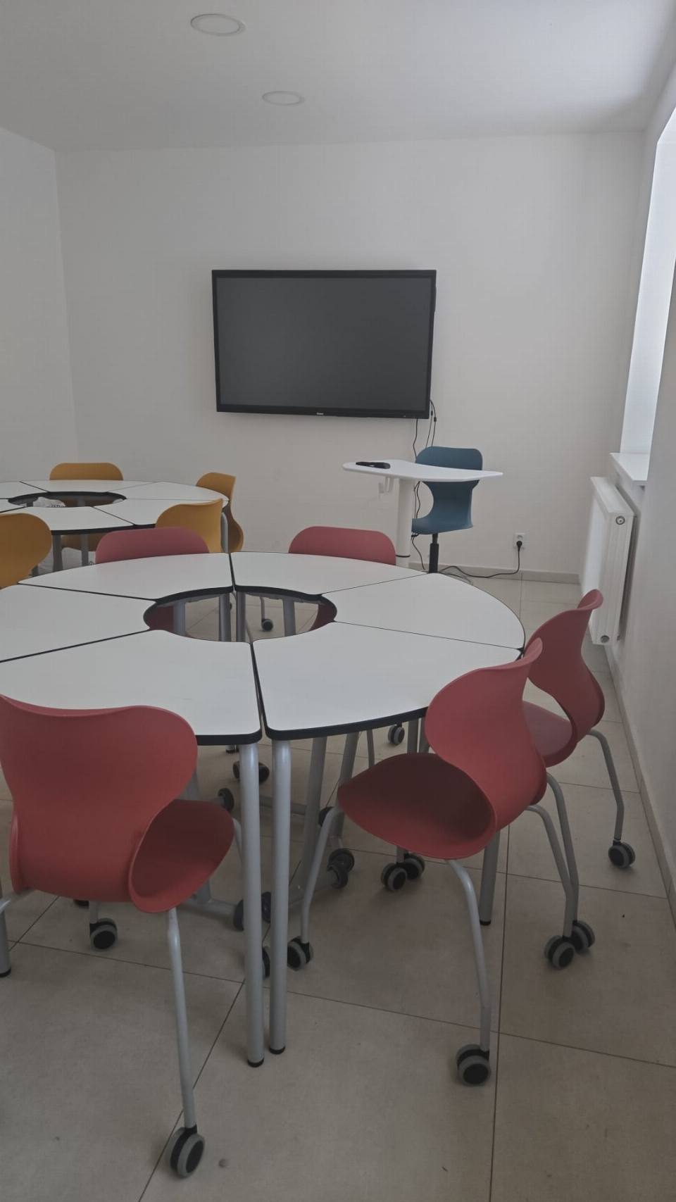 Nová odborná učebna s kulatými stoly a interaktivním panelem