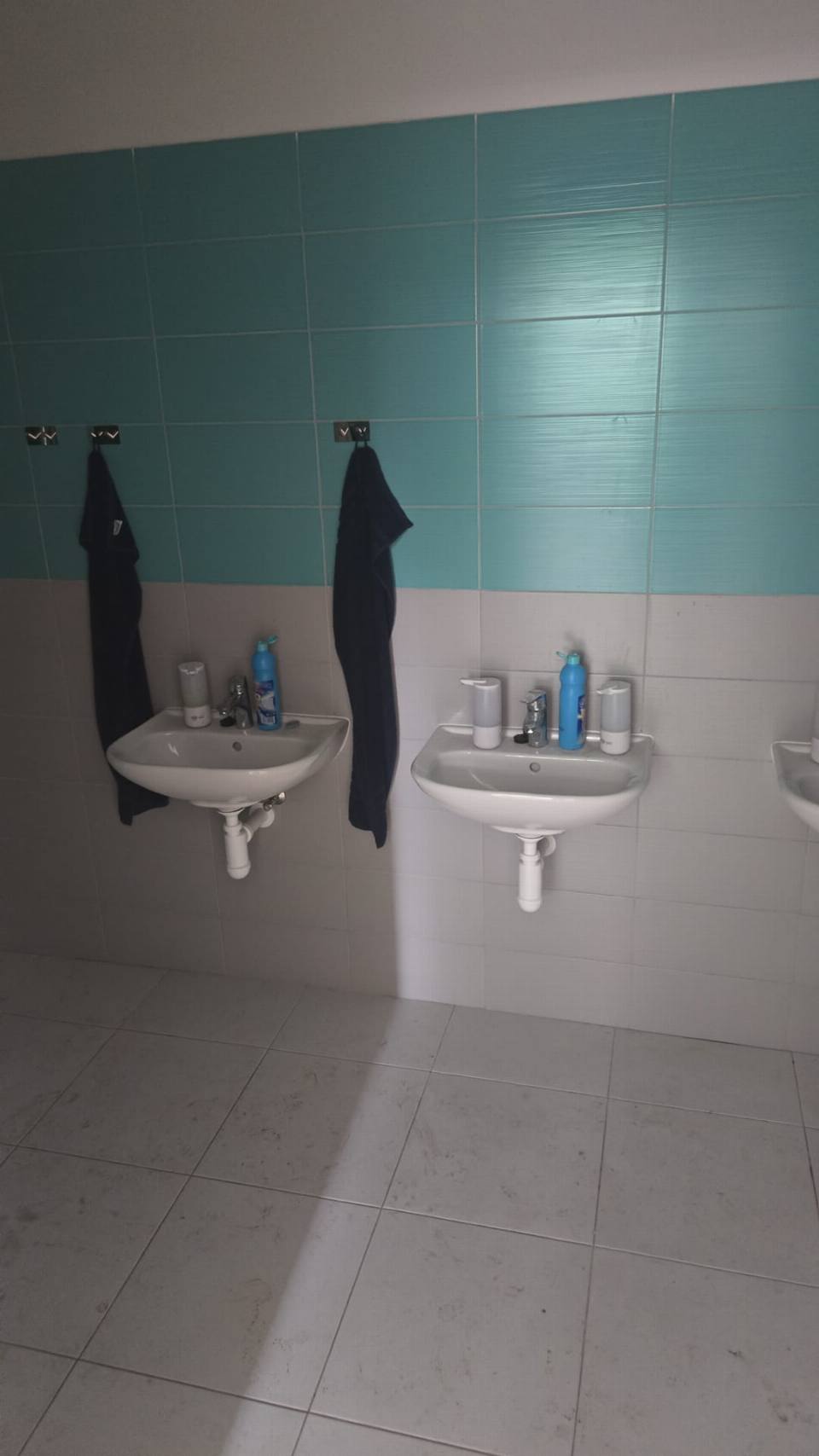 Umyvadla v nově opravené umývárně