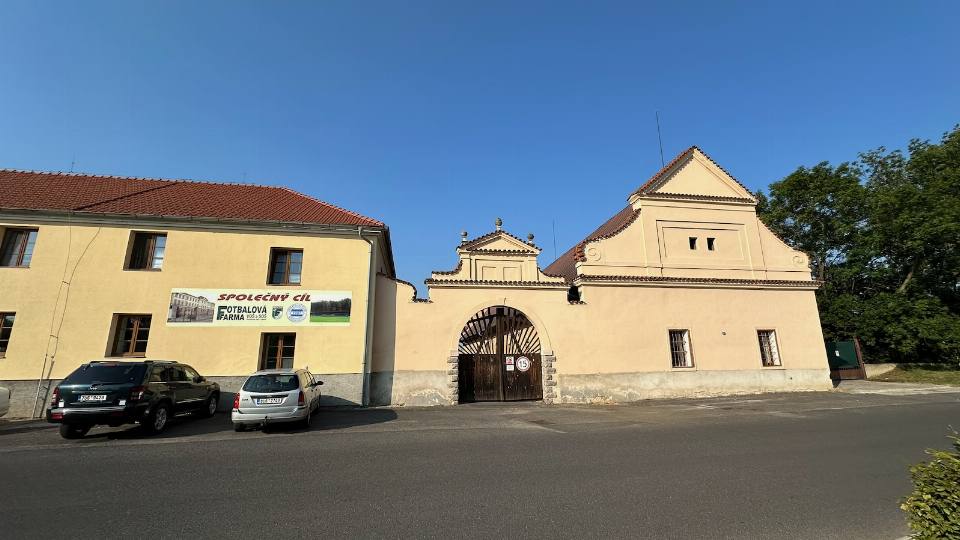Budovy školního statku s historickou bránou